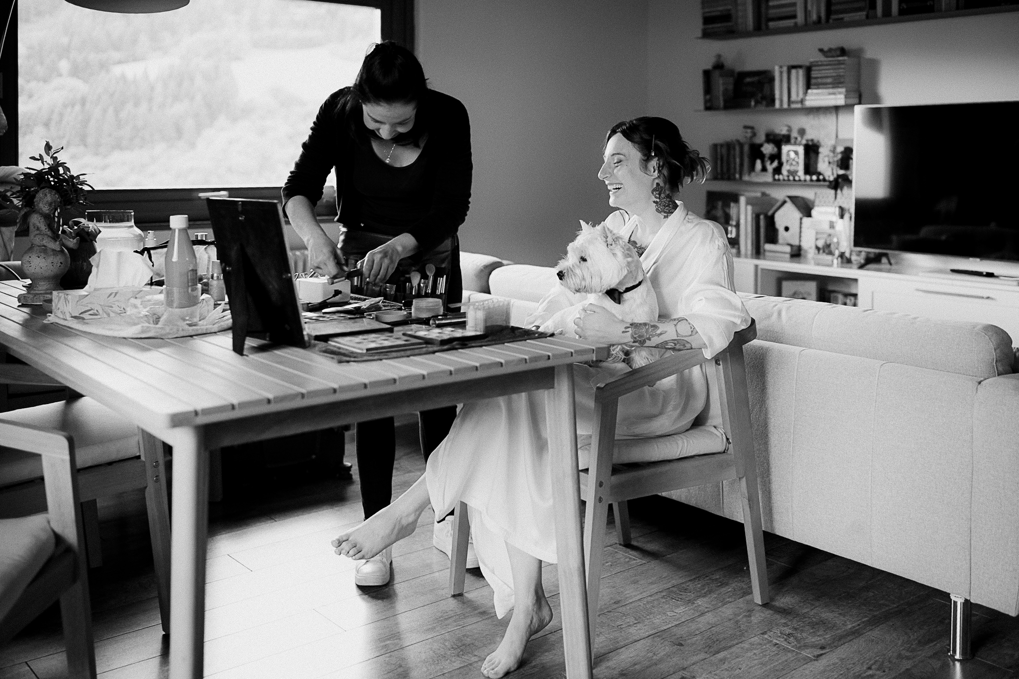 La sposa mentre è al trucco con in braccio il suo amato cagnolino. Il servizio fotografico di matrimonio in bianco e nero