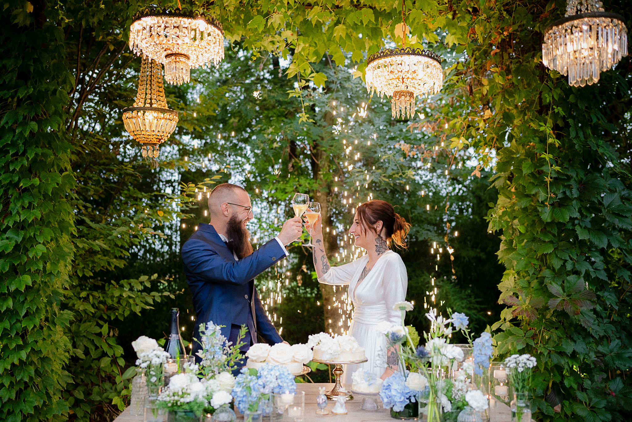 brindisi della coppia al taglio torta, quando il colore ha davvero un senso perchè aggiunge "atmosfera".