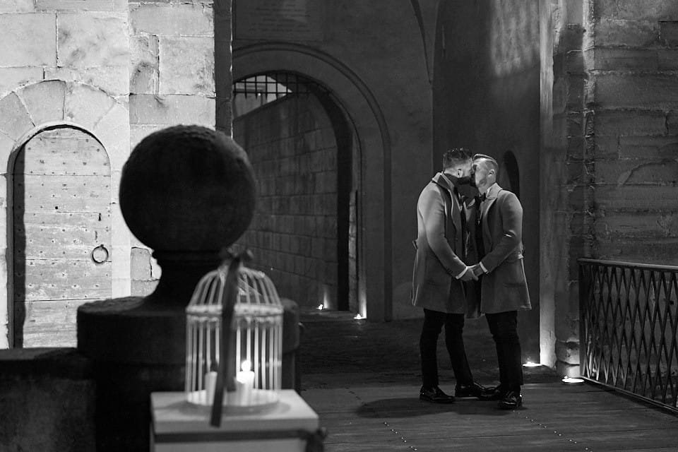 Un bacio degli sposi prima di entrare al castello