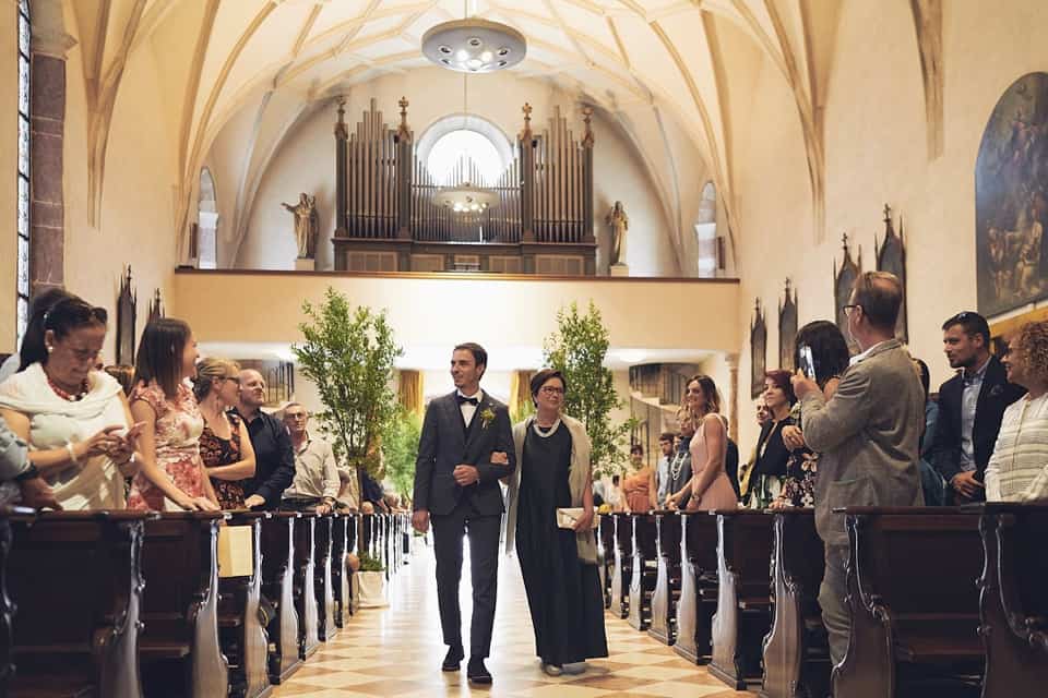ingresso dello sposo fotografo per matrimoni Brescia
