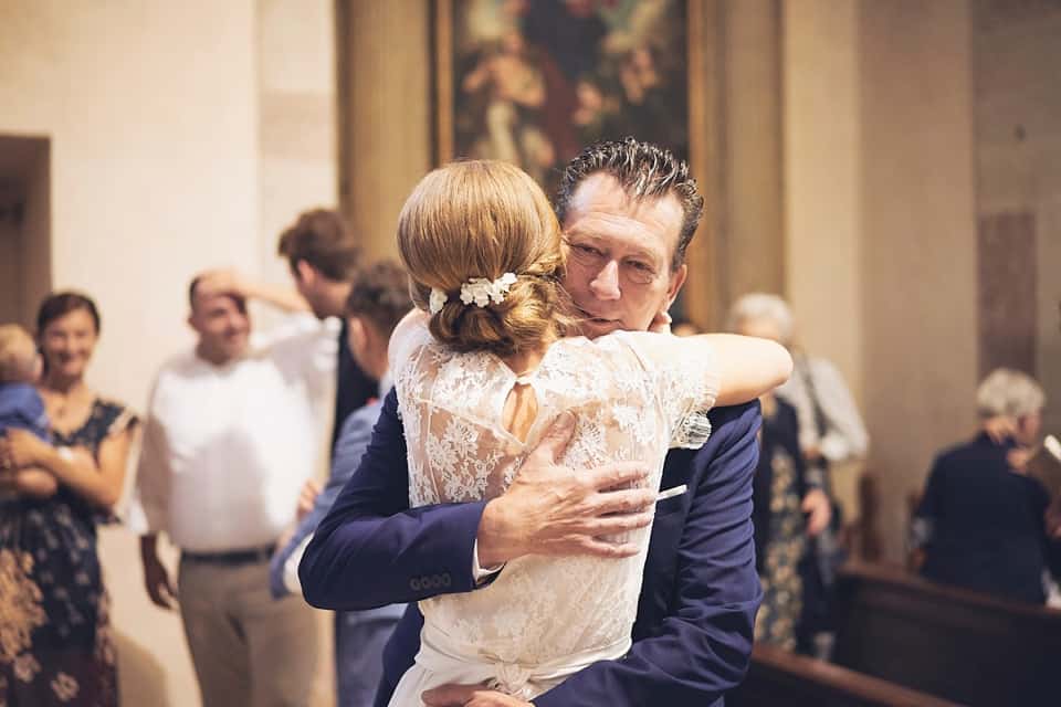 l'abbraccio del papà alla sposa fotografo per matrimoni Brescia
