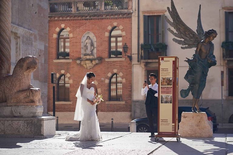 Servizio di coppia in abiti da cerimonia