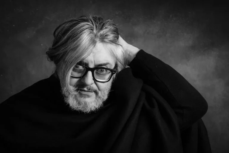 uomo ritratto da una fotografia