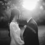 fotografo matrimoni brescia sposi al tramonto bianco e nero a palazzo gambara
