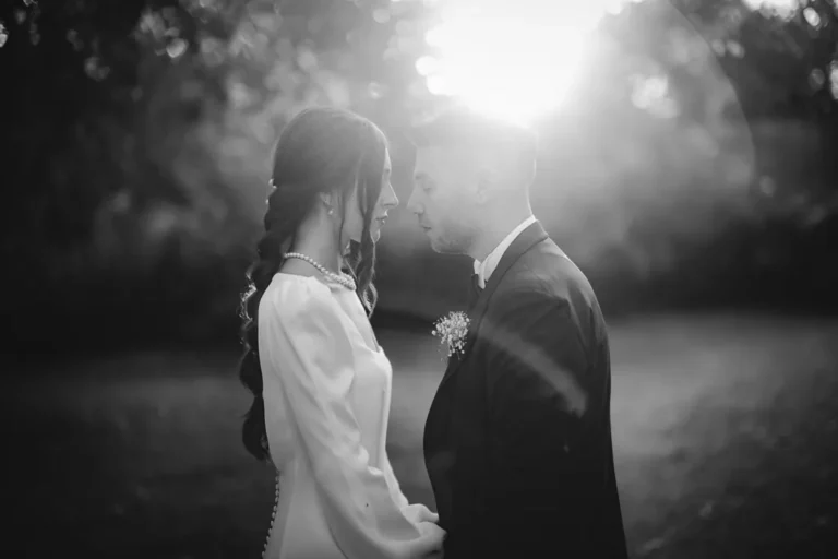 fotografo matrimoni brescia sposi al tramonto bianco e nero a palazzo gambara