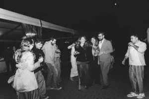 fotografo matrimoni brescia i balli improvvisati all'esterno di questo matrimonio a milano