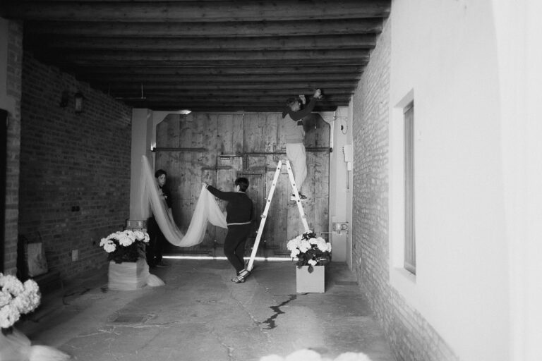 Foto della famiglia della sposa che sta allestendo il portico di casa. Come organizzare i tempi del matrimonio (dal mio punto di vista di fotografo)