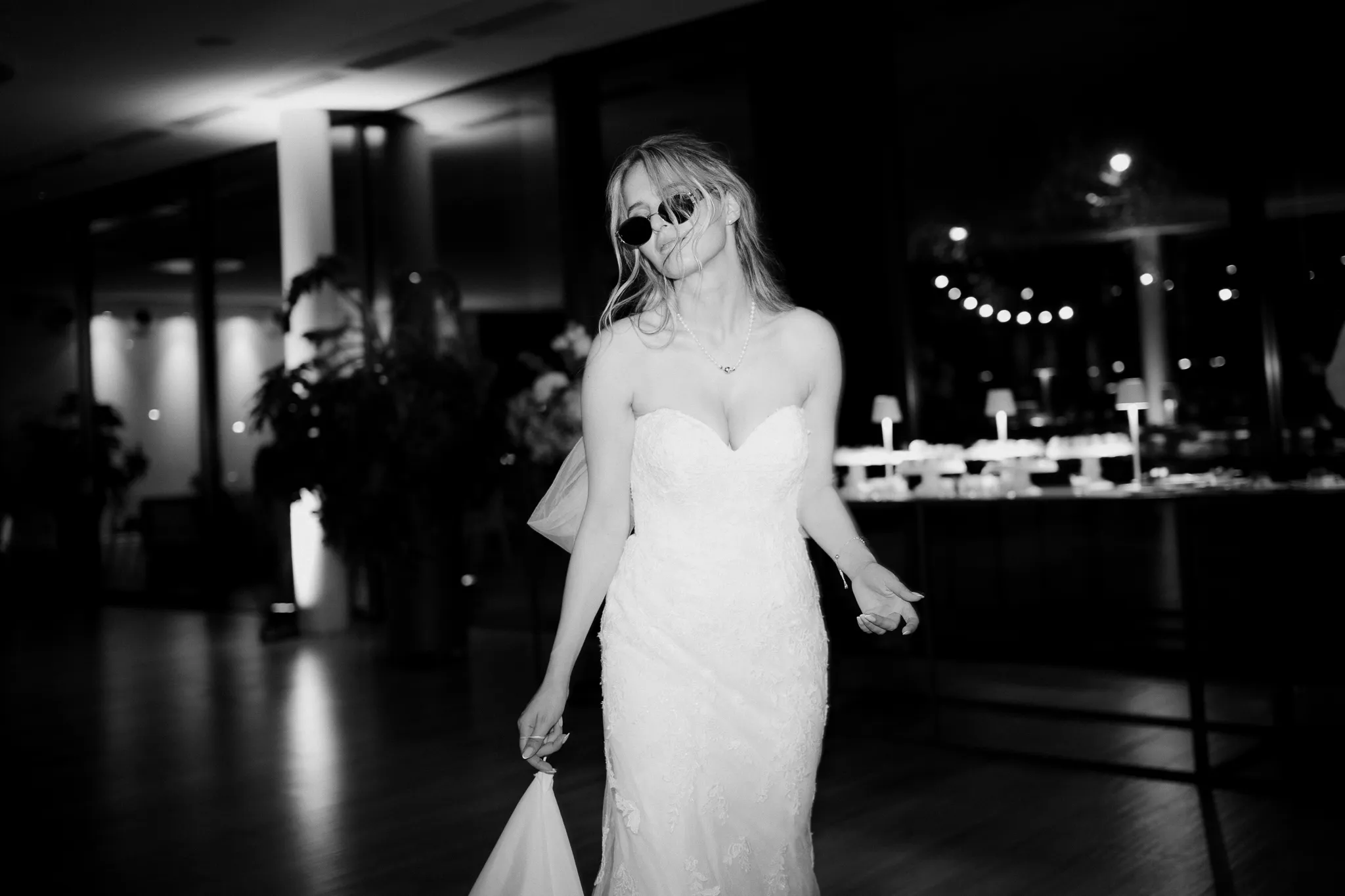 sposa con occhiali da sole mentre balla.